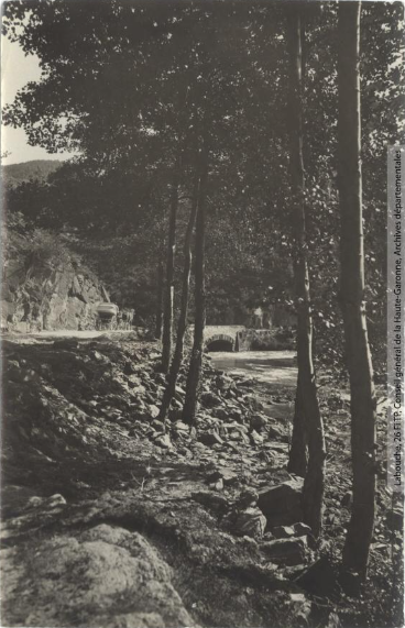 Vallée de l'Aude et environs. 227. Le Rebenty et la route à l'entrée de la vallée / photographie Henri Jansou (1874-1966). - Toulouse : maison Labouche frères, [entre 1900 et 1940]. - Photographie (1900/1940) recto